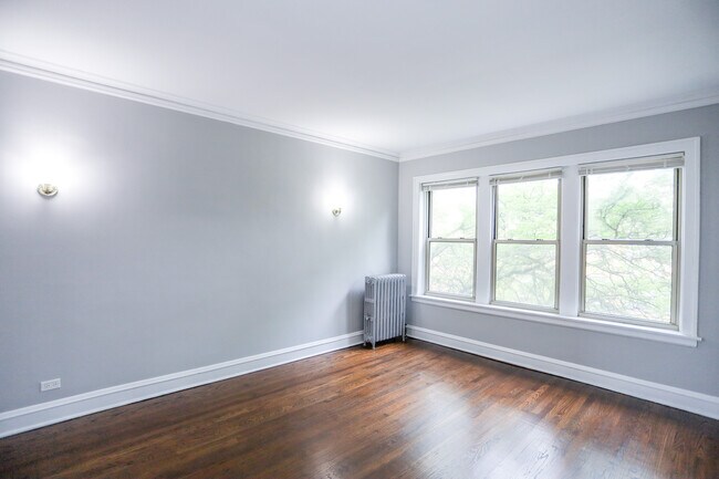 Building Photo - 3411 W Balmoral Ave