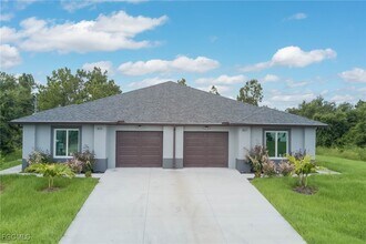 Building Photo - 805 W 12th St