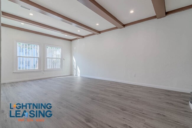 Building Photo - 7733 Oakwood Ave