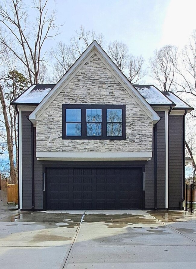 Building Photo - 3108 1/2 Hickory Rd