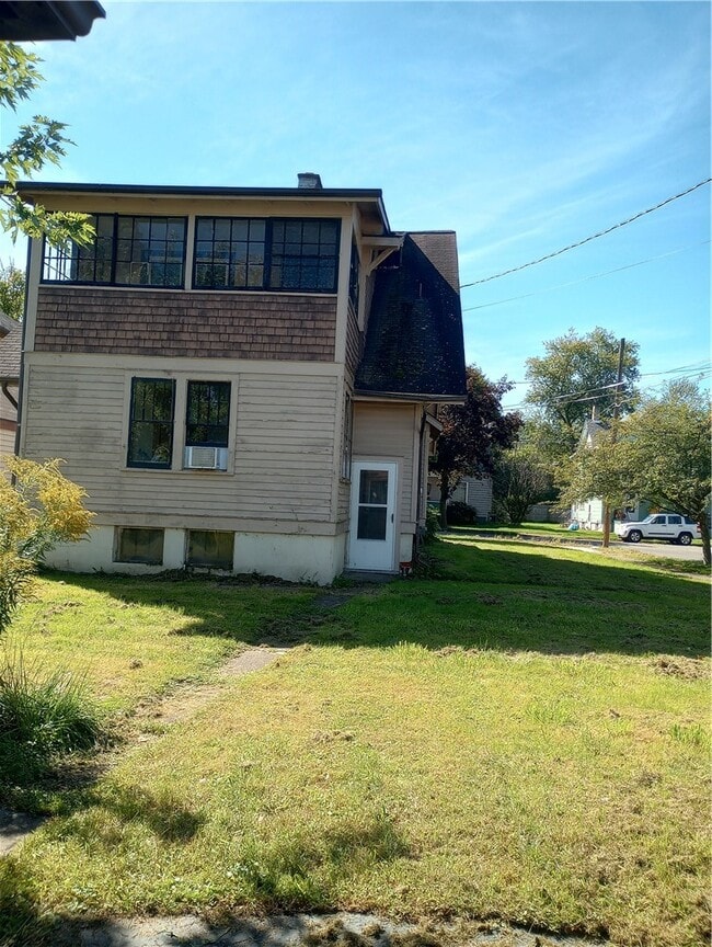 Building Photo - 707 Southport St