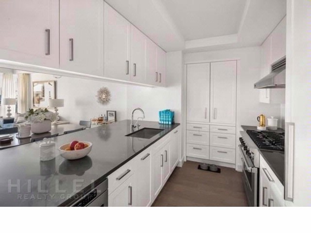 Building Photo - 222 W 80th St