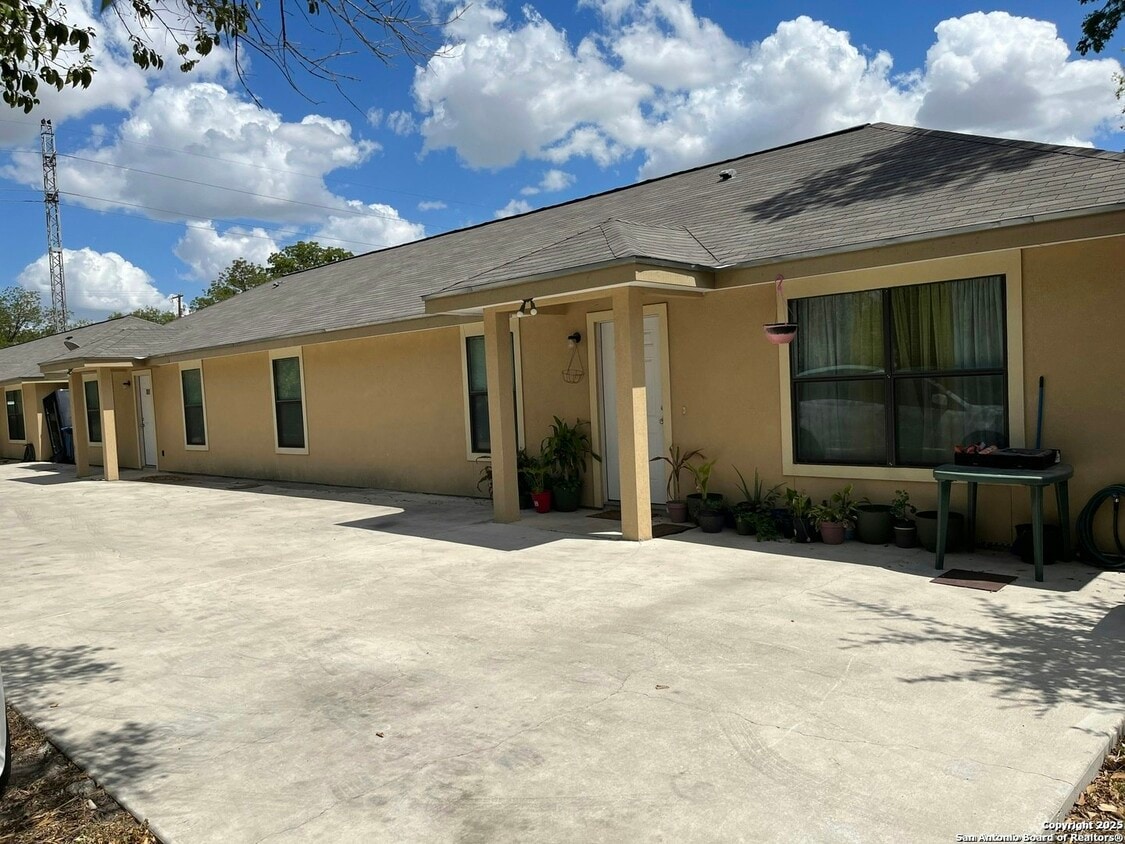 Building Photo - 823 Bynum Ave