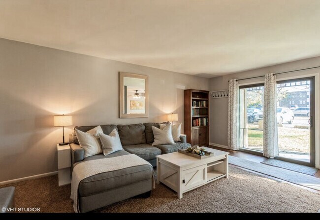 Building Photo - 2212 Country Club Dr