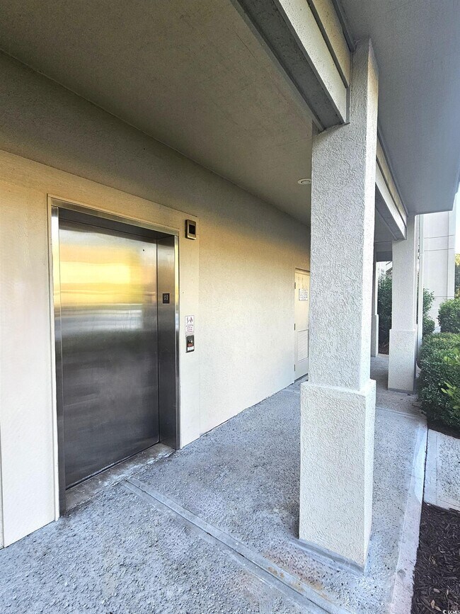 Building Photo - 1551 Spinnaker Dr