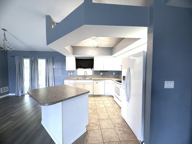 Foto del edificio - STUNNING 3+DEN/2BATH IN NW CAPE CORAL