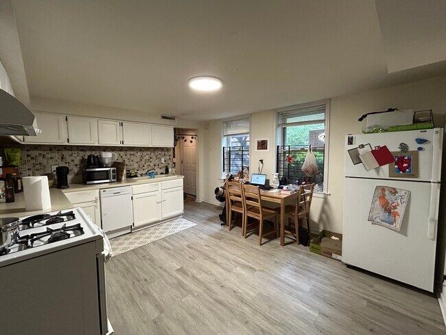 Foto del edificio - 3144 N Southport Ave