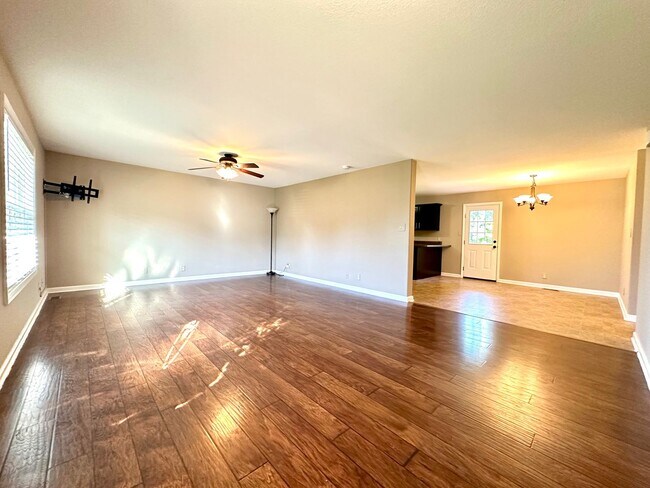 Building Photo - Spacious 3-Bedroom Home with Fenced Yard & Garage!