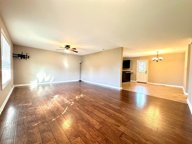 Foto del edificio - Spacious 3-Bedroom Home with Fenced Yard & Garage!