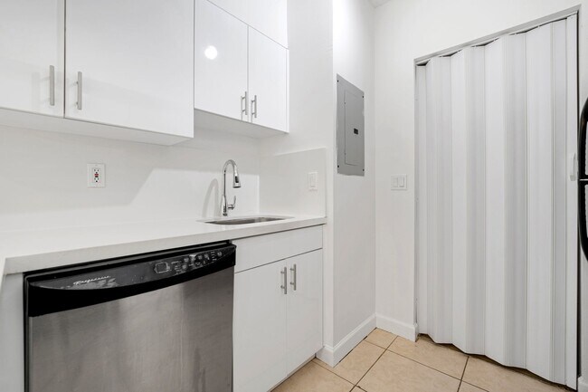 Foto del edificio - SPACIOUS 2/2 UNIT CENTRALLY LOCATED
