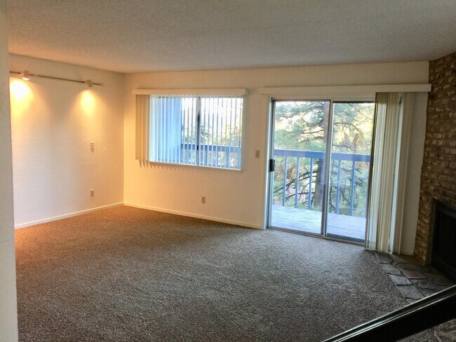 Building Photo - 640 Lakeview Dr