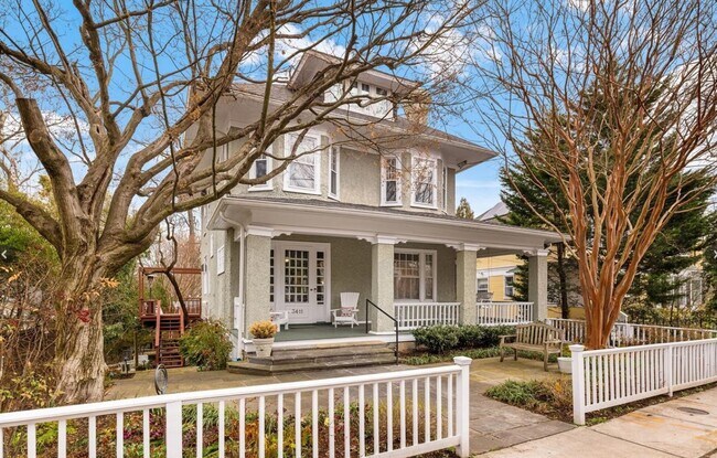 Foto del edificio - Cleveland Park Stunner - Walk to METRO