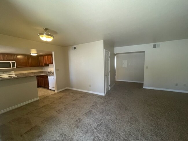 Building Photo - Great 2 Bedroom Unit Centrally Located in ...