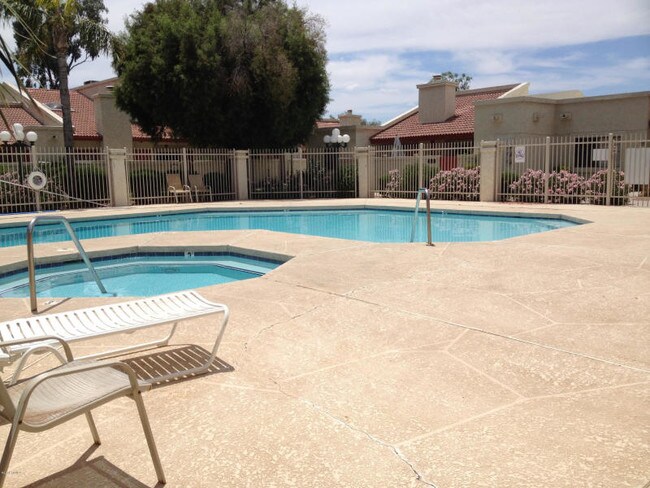 Foto del edificio - 633 W Southern Ave