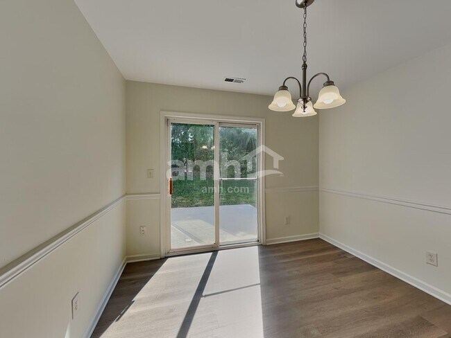 Foto del edificio - 8730 Royal Bluff Dr