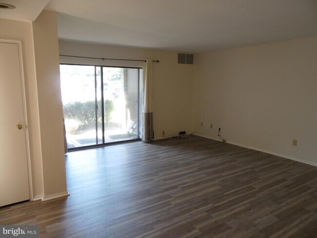 Foto del edificio - 1602 Raintree Ln
