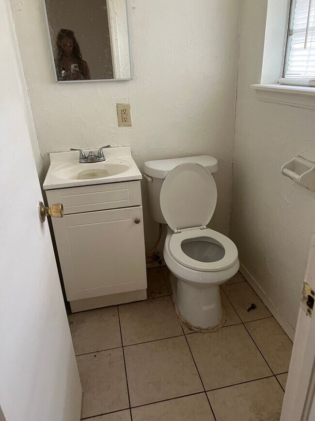 Foto del edificio - 4 Bedrooom 2 Bath home ready for new resident!