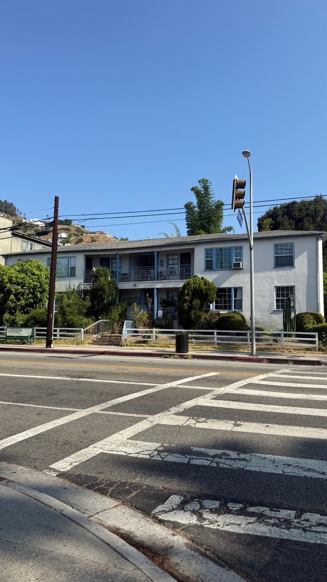Building Photo - 1701 Nichols Canyon Rd
