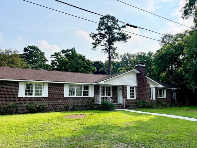 Foto del edificio - Charming 3 bed, 2 bath on Corner Lot in Old Pooler