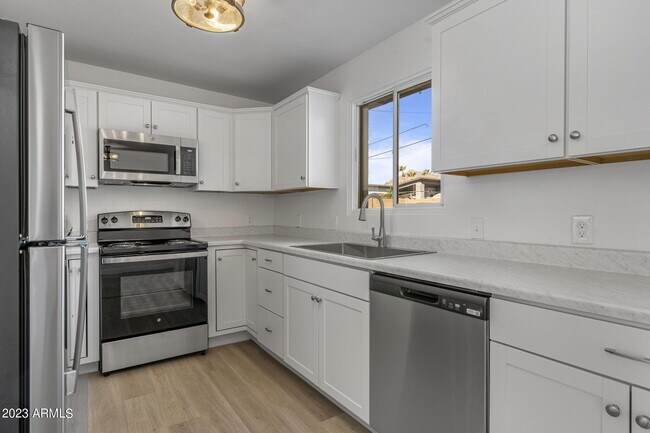 Foto del edificio - 6702 E 3rd St