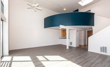 Building Photo - 49 Zoe St