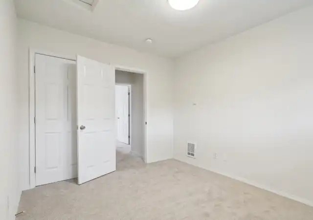 Foto del edificio - 5611 Commercial Ave