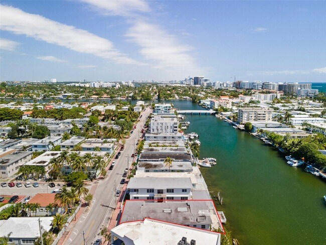 Foto del edificio - 8135 Crespi Blvd