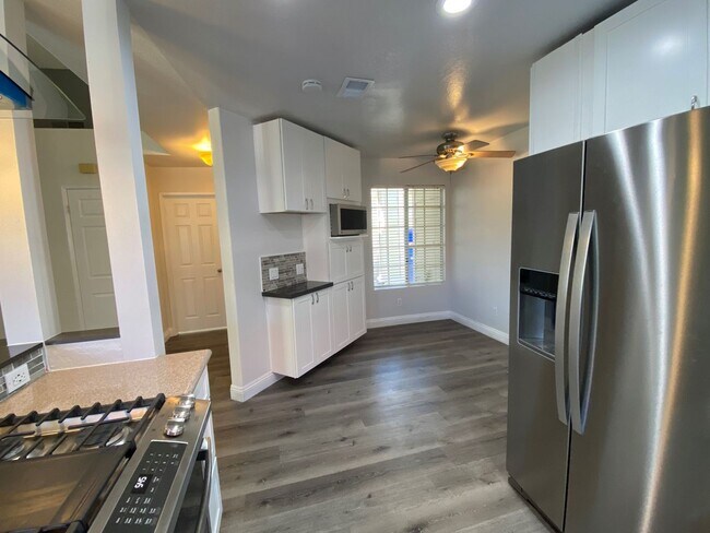 Building Photo - ***1/2 of a month's rent off*** Beautiful ...