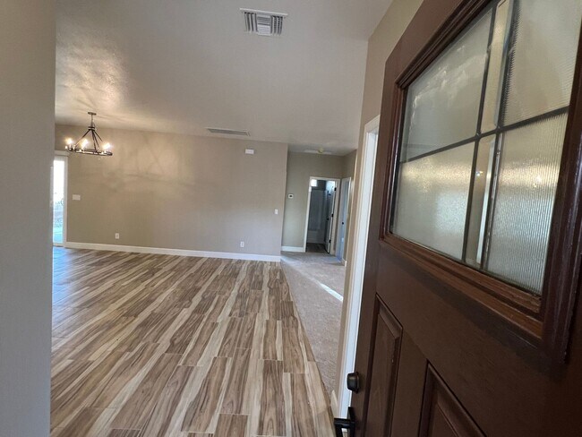 Foto del edificio - 3 Bedroom Home Located in El Camino Village PETS OK