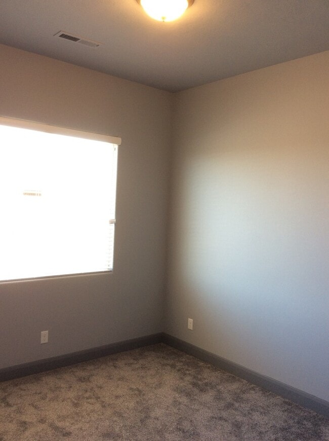 Building Photo - 3 Bed 2 Bath Townhome in Hurricane