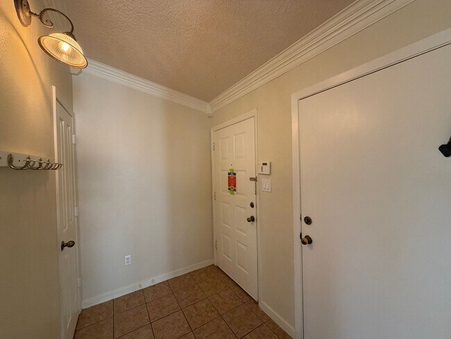 Foto del edificio - 3 Bedroom Single Story Home Available Near McMahon Blvd NW & Kayenta St NW!