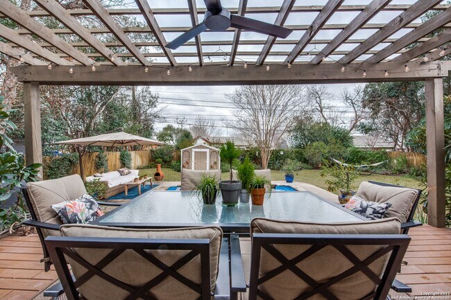 Foto del edificio - STUNNING 3-BEDROOM HOME WITH POOL IN ALAMO HEIGHTS