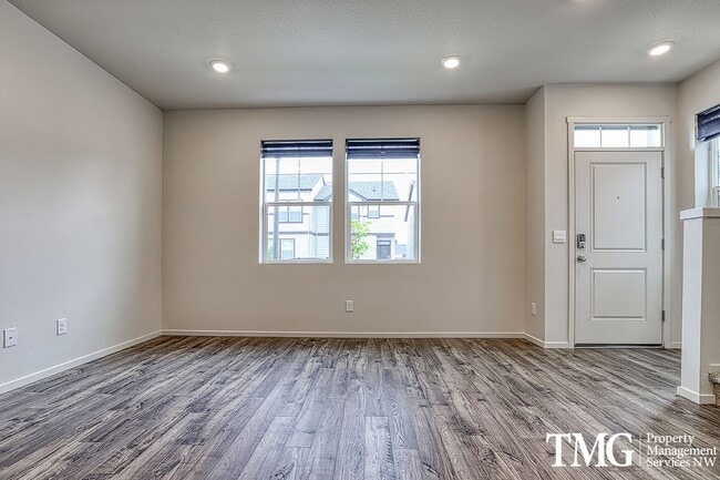 Building Photo - 3 Bed 2.5 Bath Townhome on a Corner Lot in...