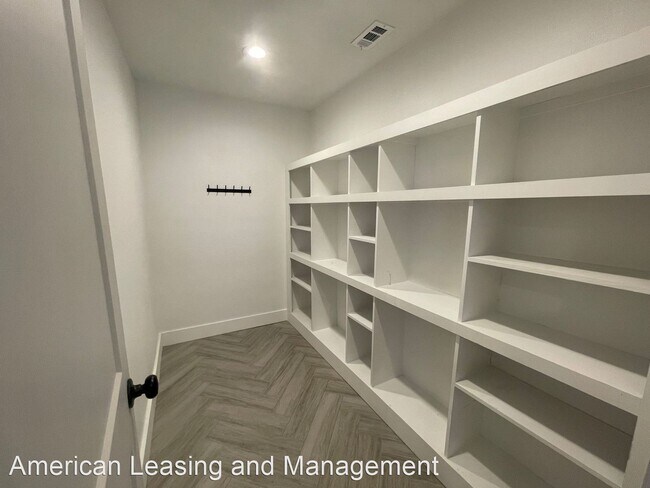 Building Photo - 3 br, 1 bath House - 131 4th Avenue