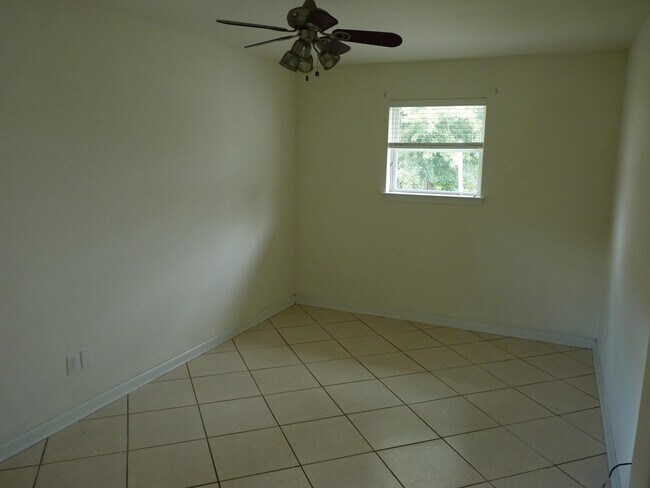 Building Photo - 8505 Valor Dr