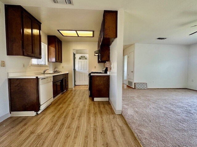 Building Photo - Charming 3 bedroom 2 bathroom home in beau...