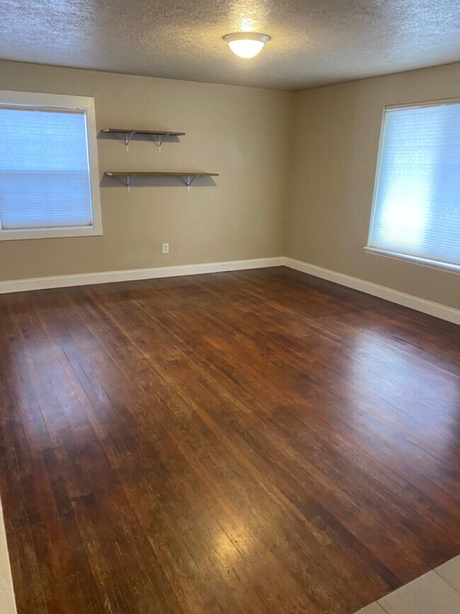 Livingroom - 515 NE Revere Ave