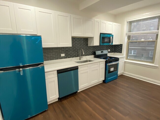 Cocina completamente nueva - 1425 W Albion Ave