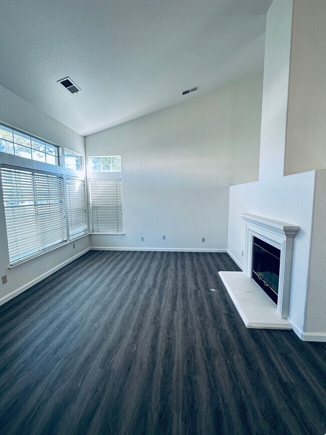 Foto del edificio - Elk Grove - HOUSE  FOR RENT!