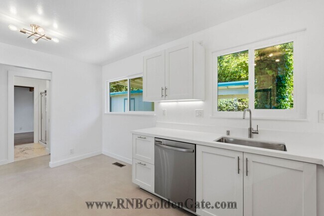 Foto del edificio - Newly Remodeled 3 Bedroom Home With Gorgeous Views For Rent!