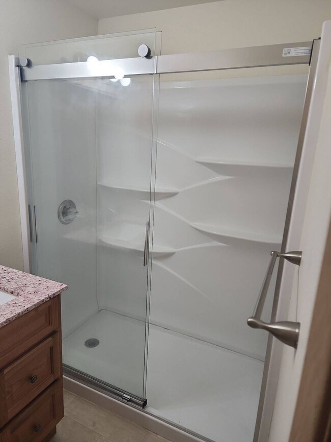 Building Photo - Cute studio available - Top floor! Elevato...