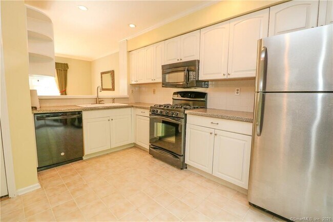 Foto del edificio - 34 Indian Hill Rd