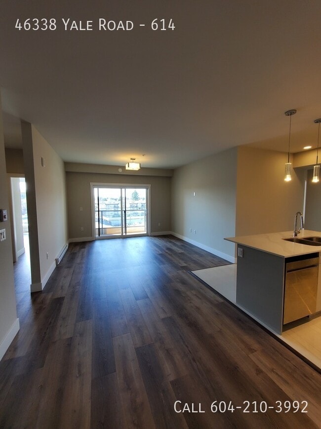 Building Photo - Top Floor Large Condo!