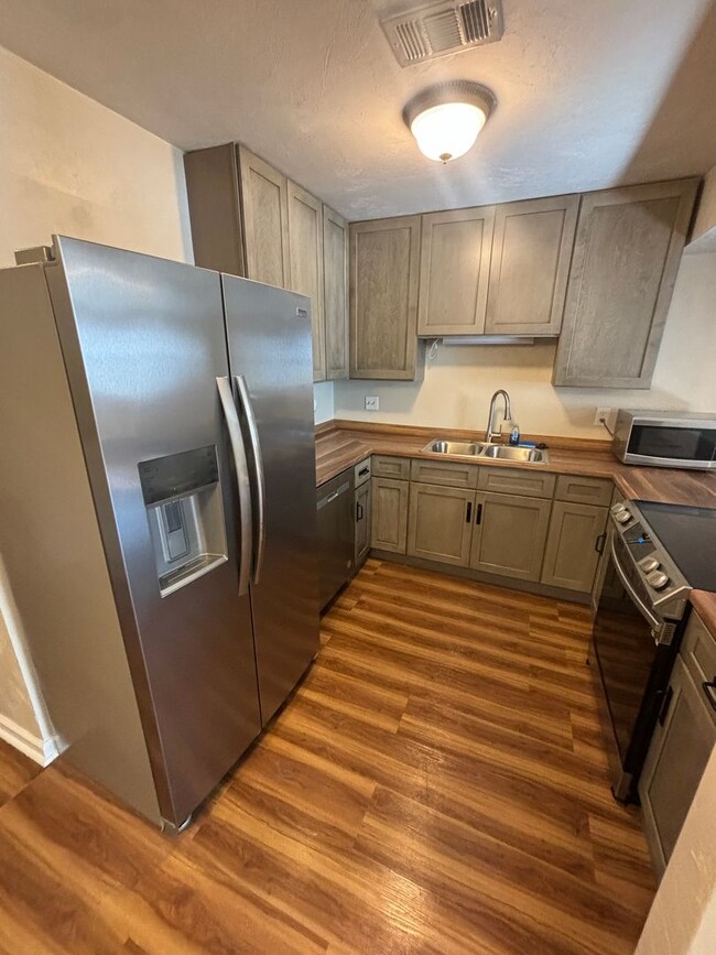 Foto del edificio - Spacious, Updated 3x2 Townhome Near FSU & TCC