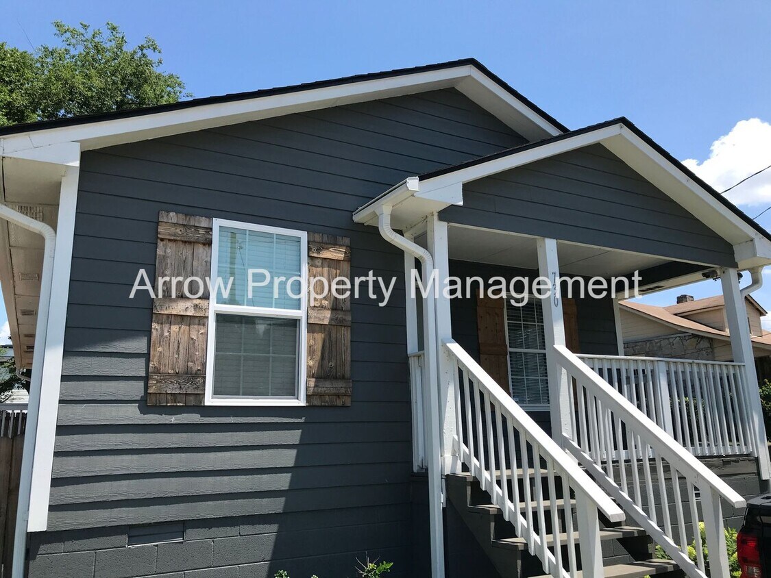 Primary Photo - Recently renovated 3br 2ba home close to d...