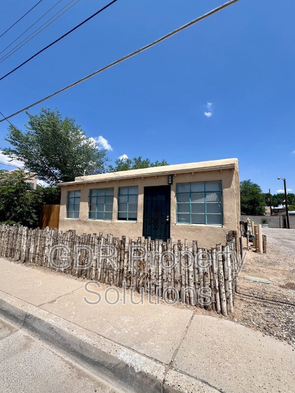 Foto principal - 1717 Griegos Rd NW