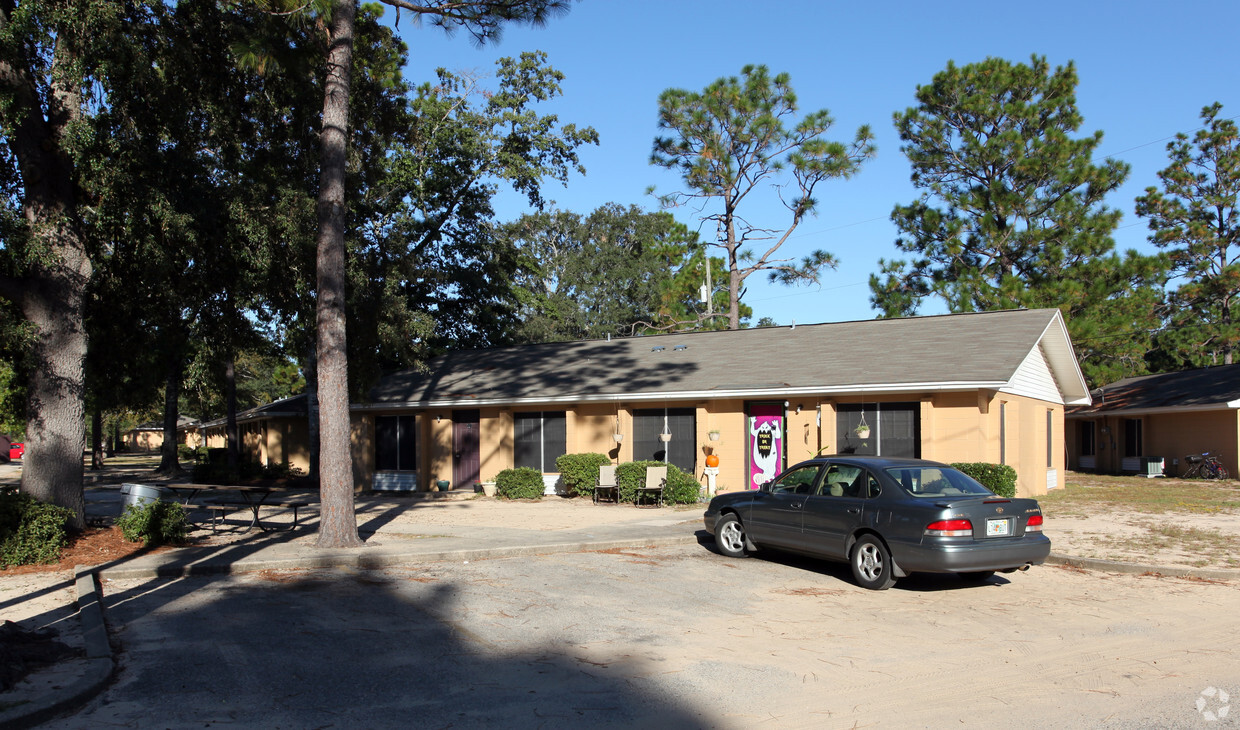 Building Photo - Oakwood Apartments