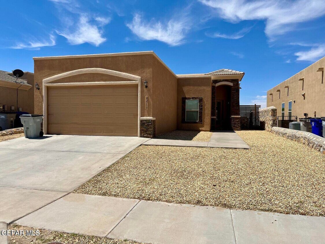 Primary Photo - 2213 Wild Point Pl