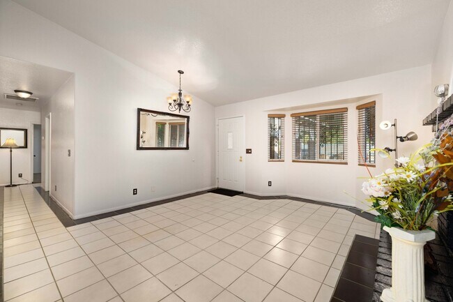 Building Photo - 3 Bedroom Single Family Home in Palmdale. ...