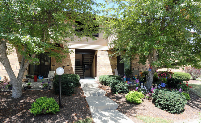 Building Photo - Country Oaks Apartments